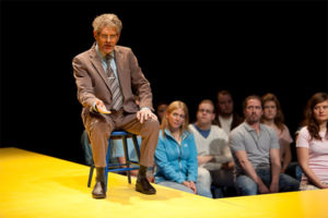 Crister Olsson i föreställningen Knutby (2009).