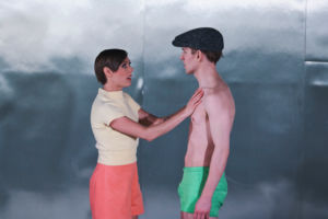 Skådespelaren Madeléne Evertsson lägger händerna på skådespelaren Simon Reithners bröst, han i bara kalsongerna och hon i tröja och kjol.