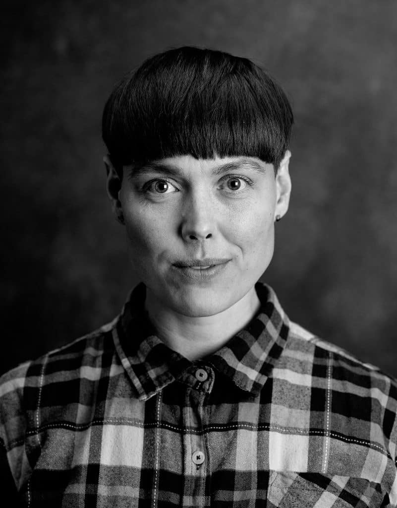svart vitt porträtt av Madelene Evertsson