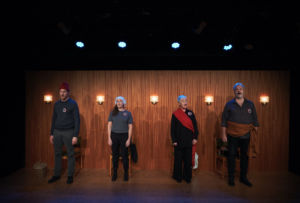 Alla fyra skådespelare i pjäsen står i en lång rad på scen