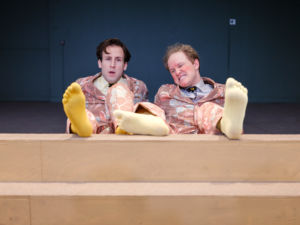 Emil Brulin och Harry Friedländer med sina fötter i gula strumpor