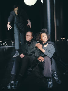 Skådespelarna Emil Brulin, Harry Friedländer & Jennifer Amaka Pettersson i svart dekor och svarta kläder. Emil som Frankensteins monster smyger upp bakom Jennifer och Harry