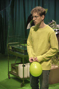 Simon Reithner i rollen som Henrik håller i en ballong