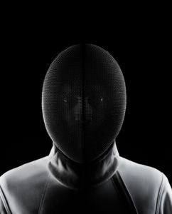 Person i svart fäktningsmask, ansiktet skymtar bakom masken