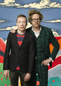 Anders Johansson och Måns Nilsson, Anders håller om Måns över axlarna, illustrerade moln i bakgrunden