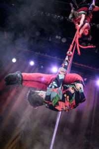 Cirkusartist hängande i rep