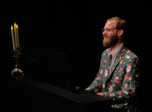 Pianist Per Wickström i julkostym