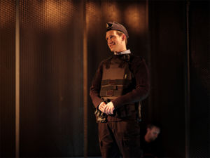 Simon Reithner som polis i föreställningen Pitbull.