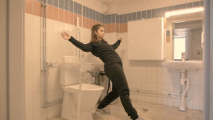 Melody Sheikh dansar på toaletten