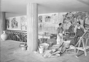 Fresken under arbete, stuckatören Roberto Filobello och konstnären Sven X:et Erixson. Foto: Axel Sagerholm (Upplandsmuseet)
