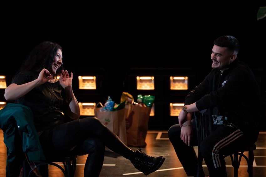 Gloria Tapia och Yoel Escanilla på scenen under repetition av 