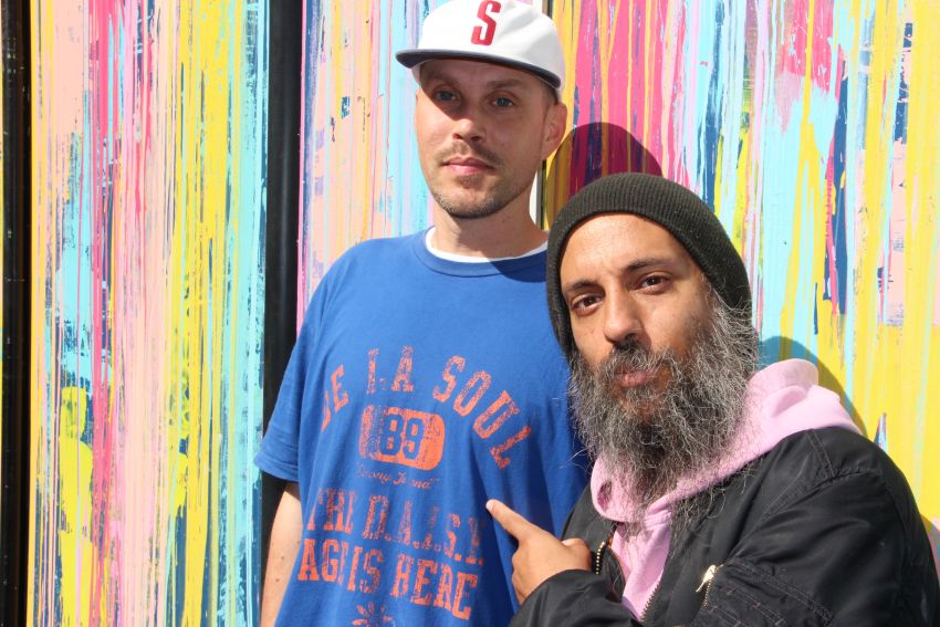 Sai (Simon Wimmer) och Affe Ashkar framför en färgglad vägg