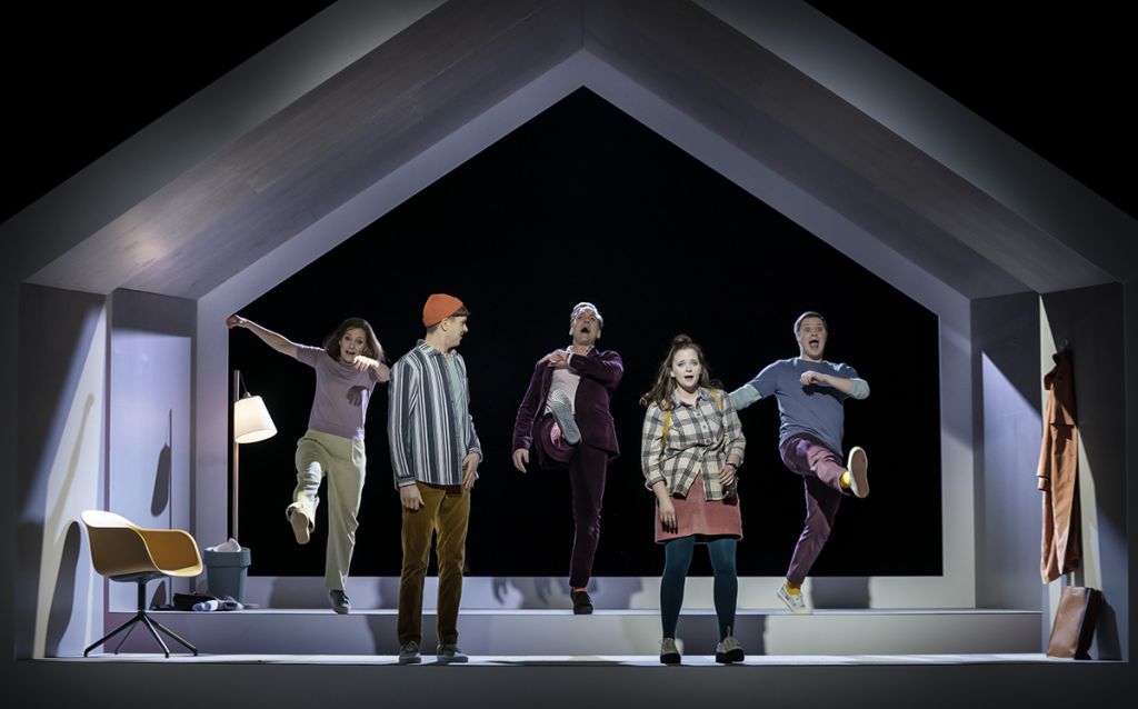 ensemblen i Next to normal på scenen