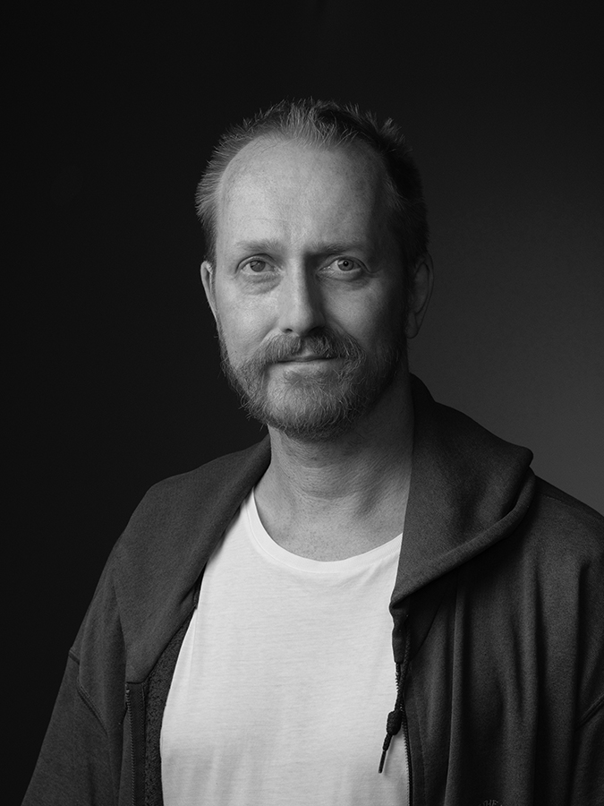 svart vitt porträtt Niklas Åkerfeldt.