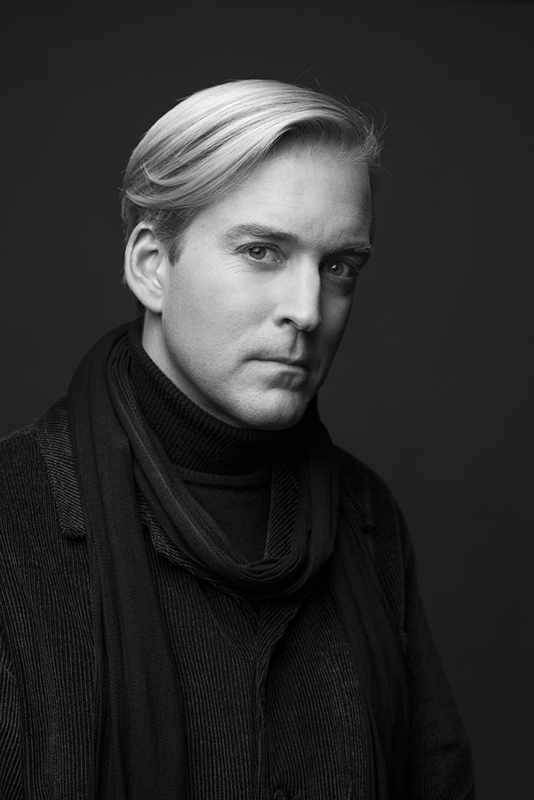 svartt vitt porträtt på Andreas T Olsson
