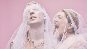 Simon Reithner och Tytte JOhsson mot rosa bakgrund, inlindade i tyll