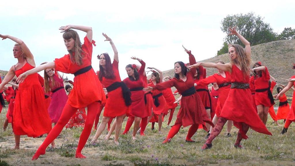 rödklädda dansare i grupp