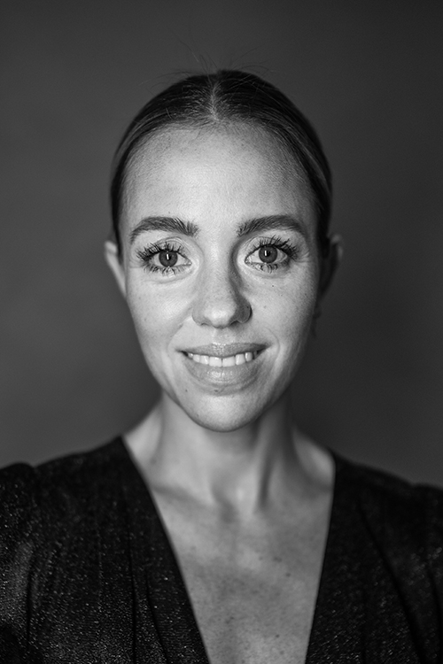Svartvitt porträtt på Annie Fredriksson