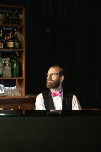 en man spelar piano i en bar