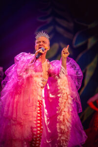 Jonas Gardell i rosa klänning med tiara på huvudet