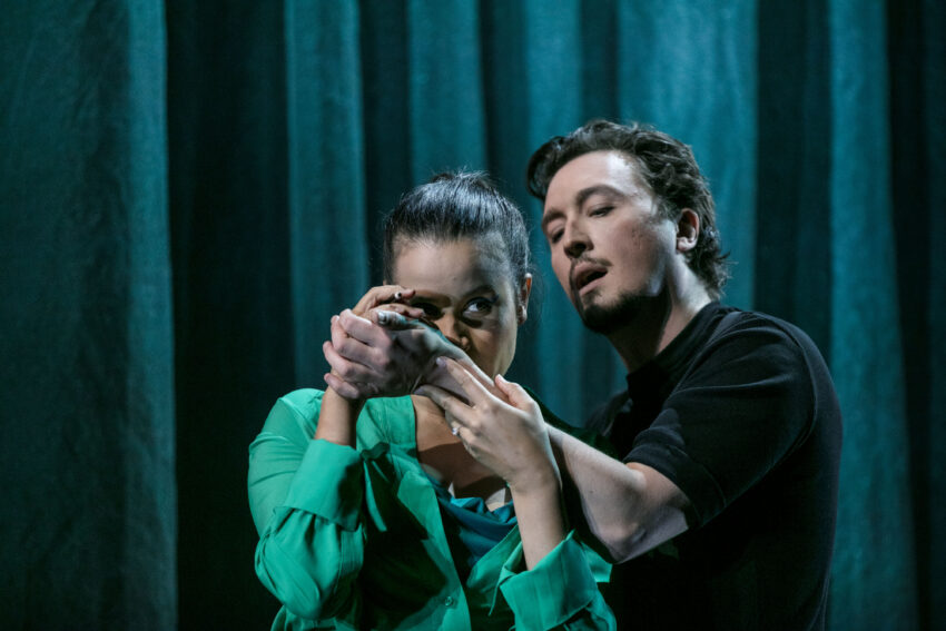 Cosi fan tutte 2022
Mats Bäcker och Nadja Sjöström en kvinna luktar på en mans handled