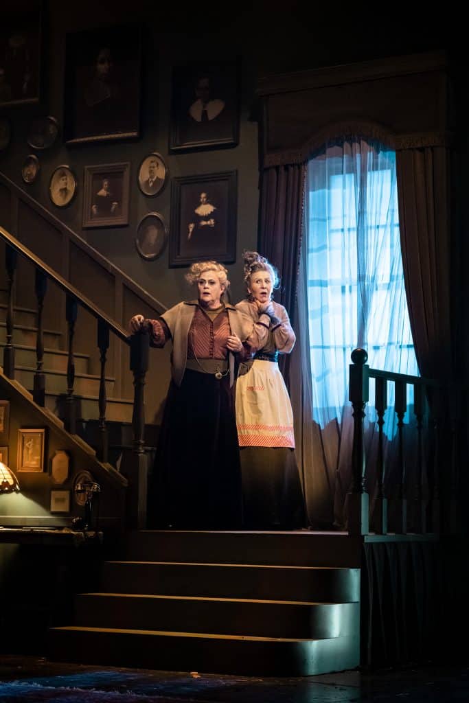 två gamla damer i en trappa