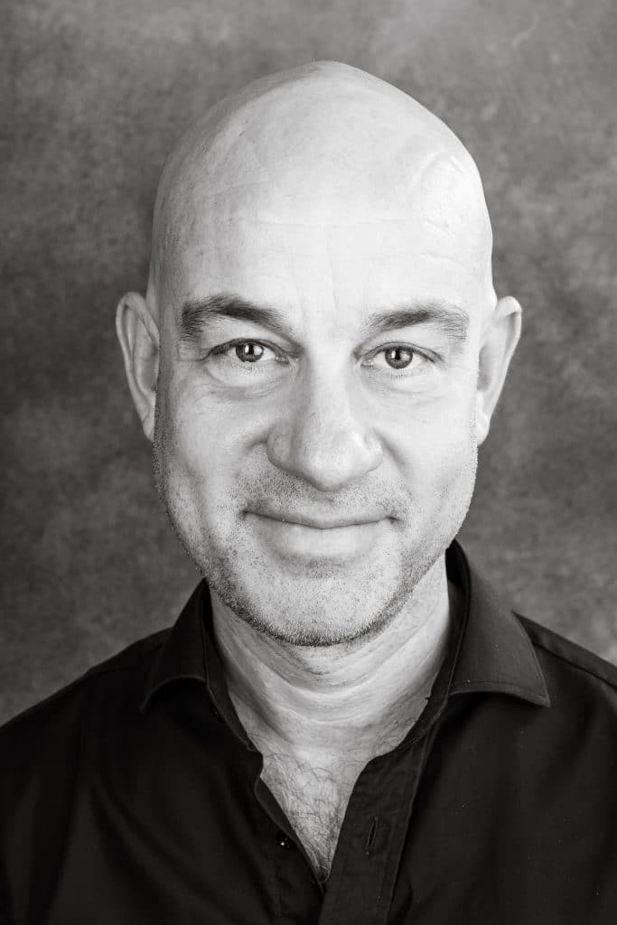 Svartvitt porträtt på Jonas Kruse