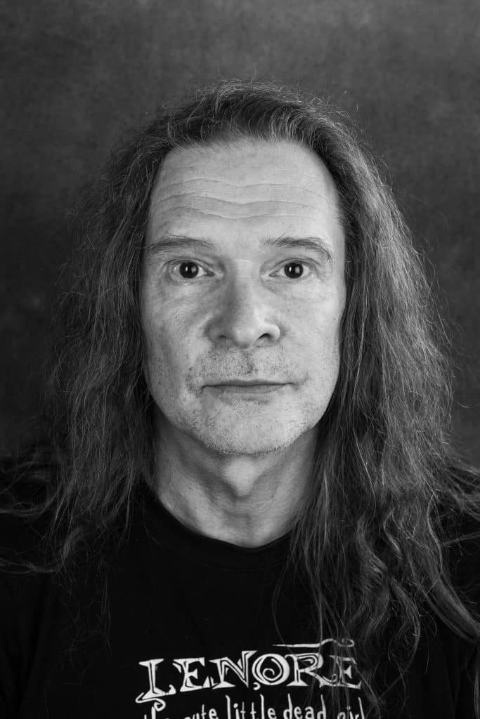 svartvitt porträtt Simon Stenslaand, Foto Pontus Eklund