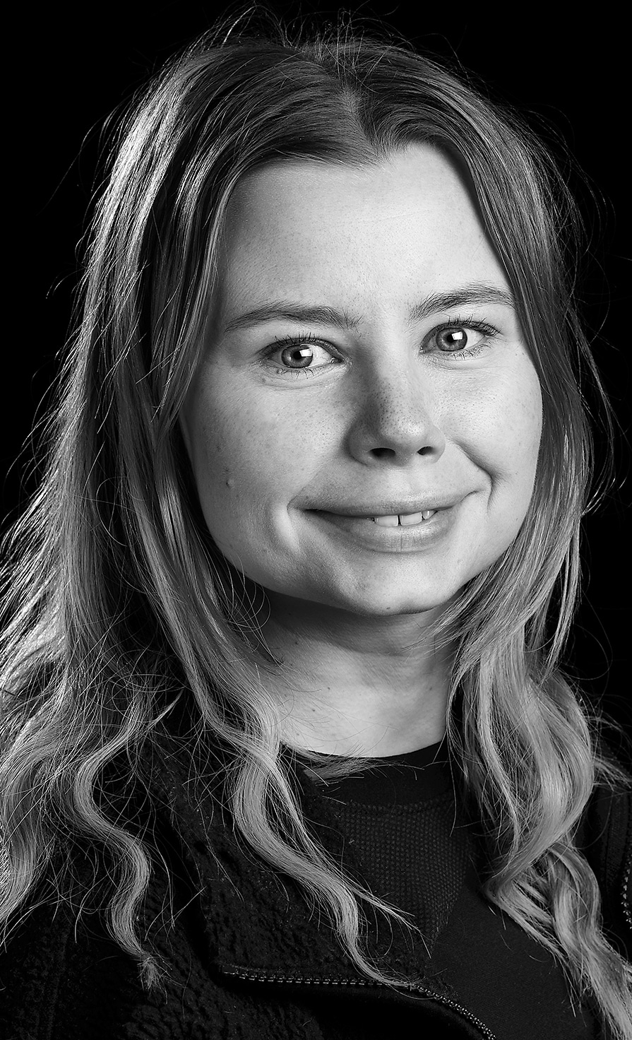 svartvitt porträtt på Amanda Jansson, foto: Anna Thors