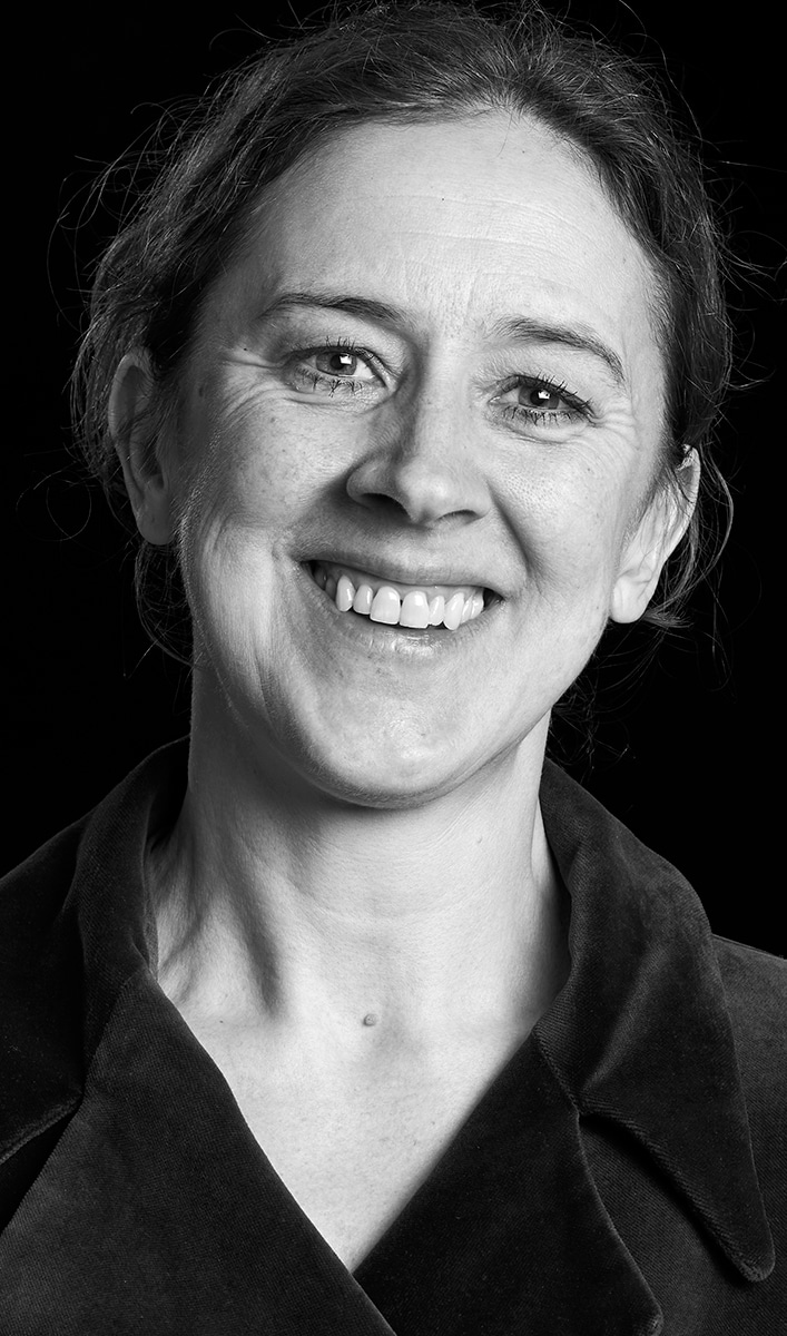 svart viott porträtt på Helena Svartling, foto: Anna Thors