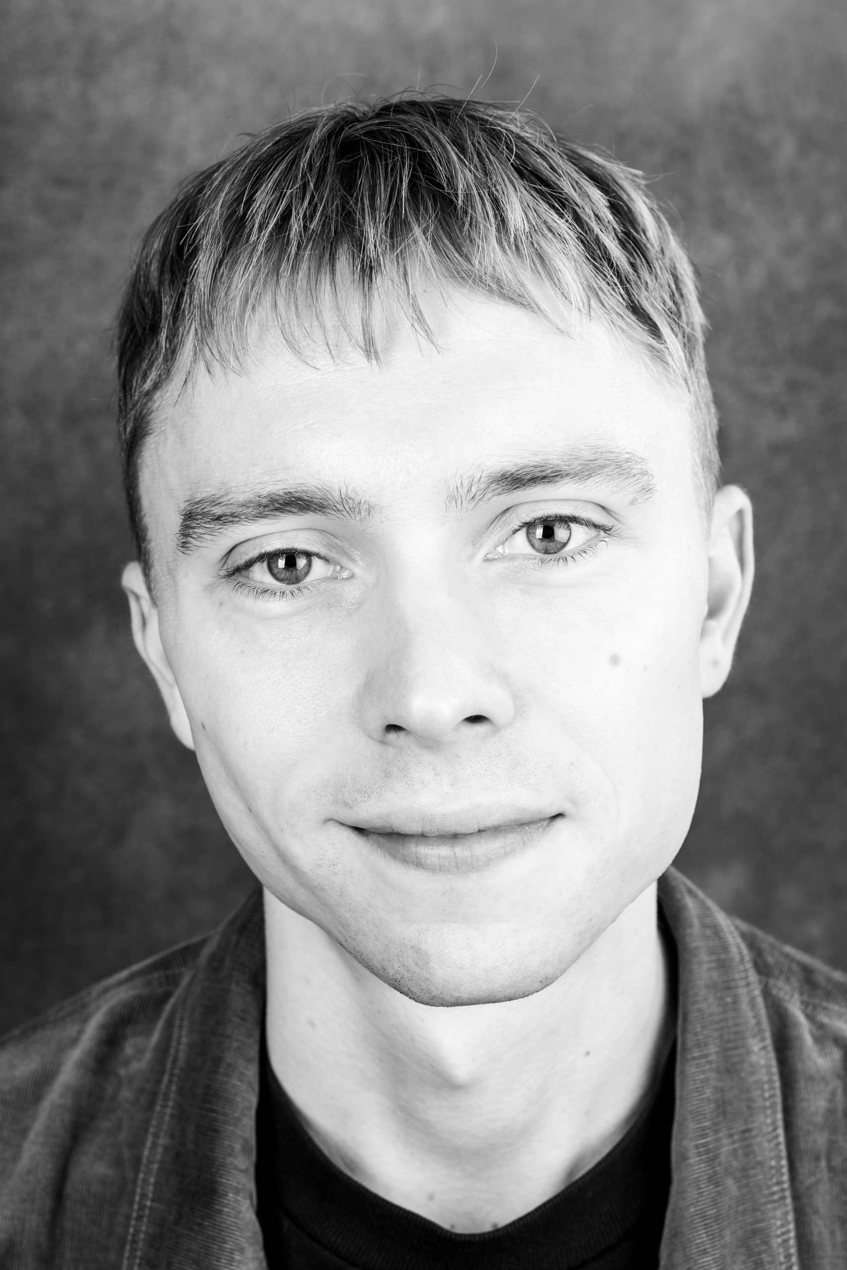 svartvitt porträtt på Simon Edenroth