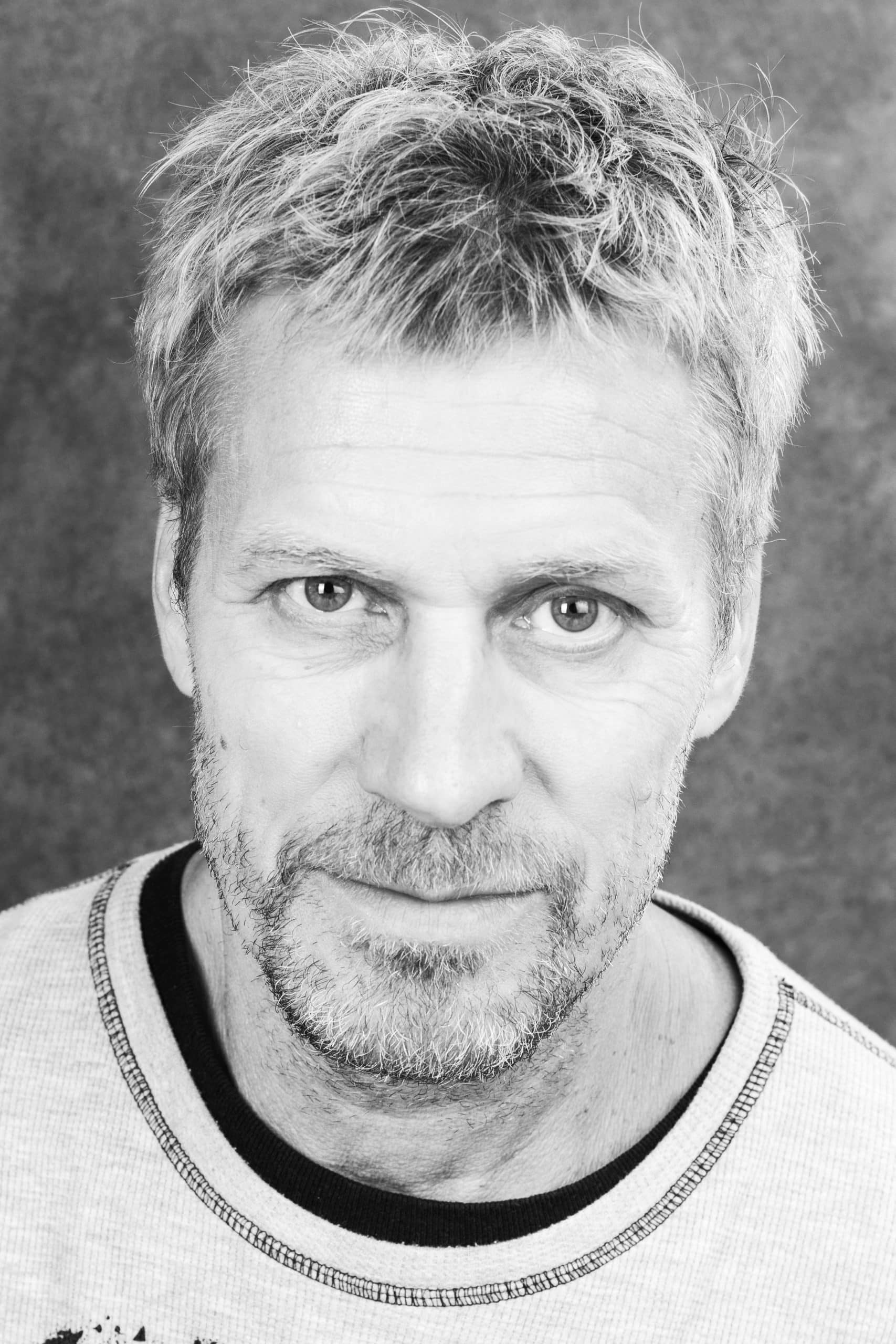 Svartvitt porträtt på Jens Hultén foto Pontus Eklund