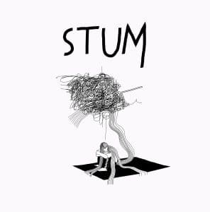 Svartvit illustration av en flicka som sitter med knäna uppdragna och huvudet sänkt. Ur hennes hår löper trådar som bildar ett ostrukturerat moln som illustrerar tankar. Ovanför står det "stum" i versaler.