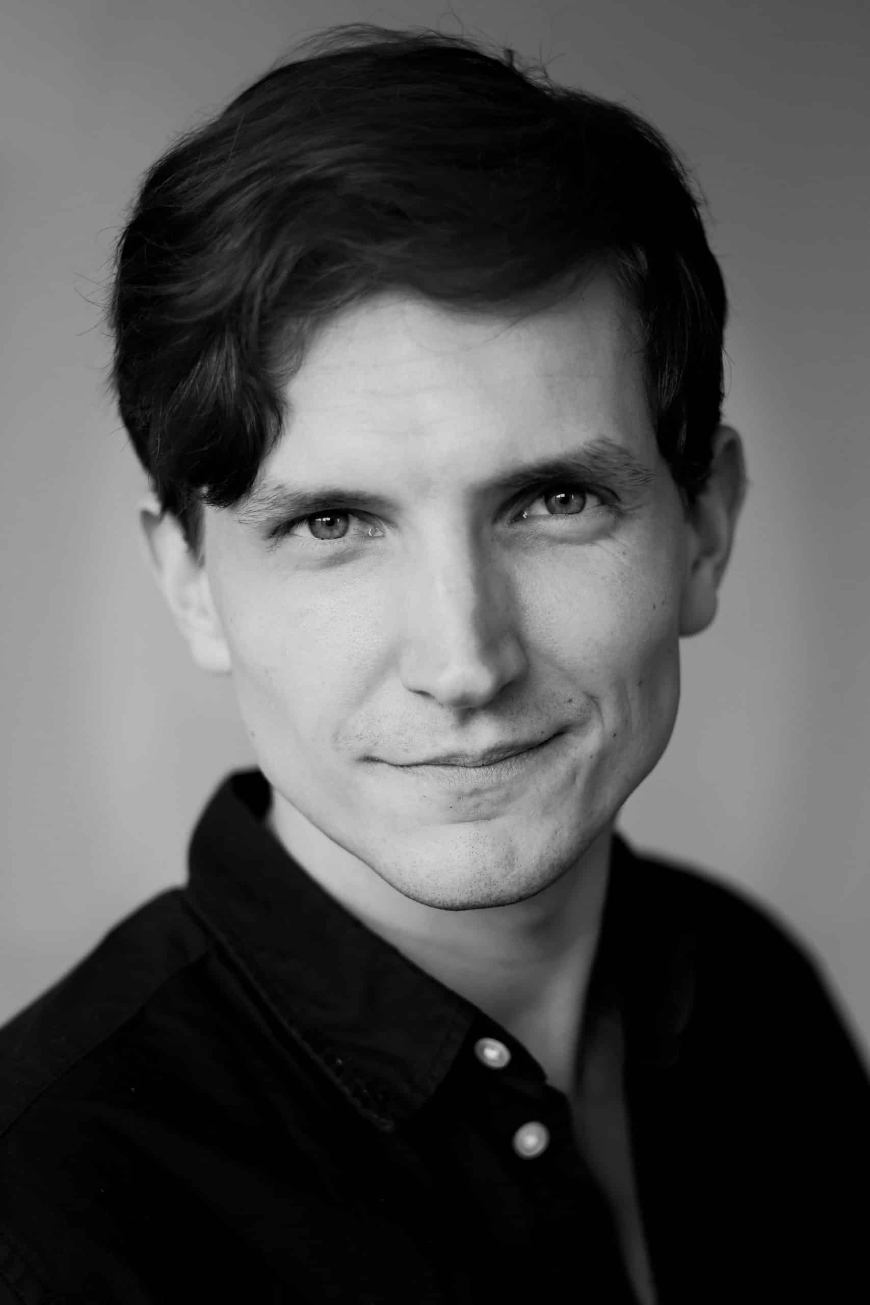 svartvitt porträtt på Fabian Hedlund