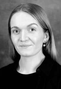 svartvitt porträtt på Karoline Lindland foto Maria Lilja