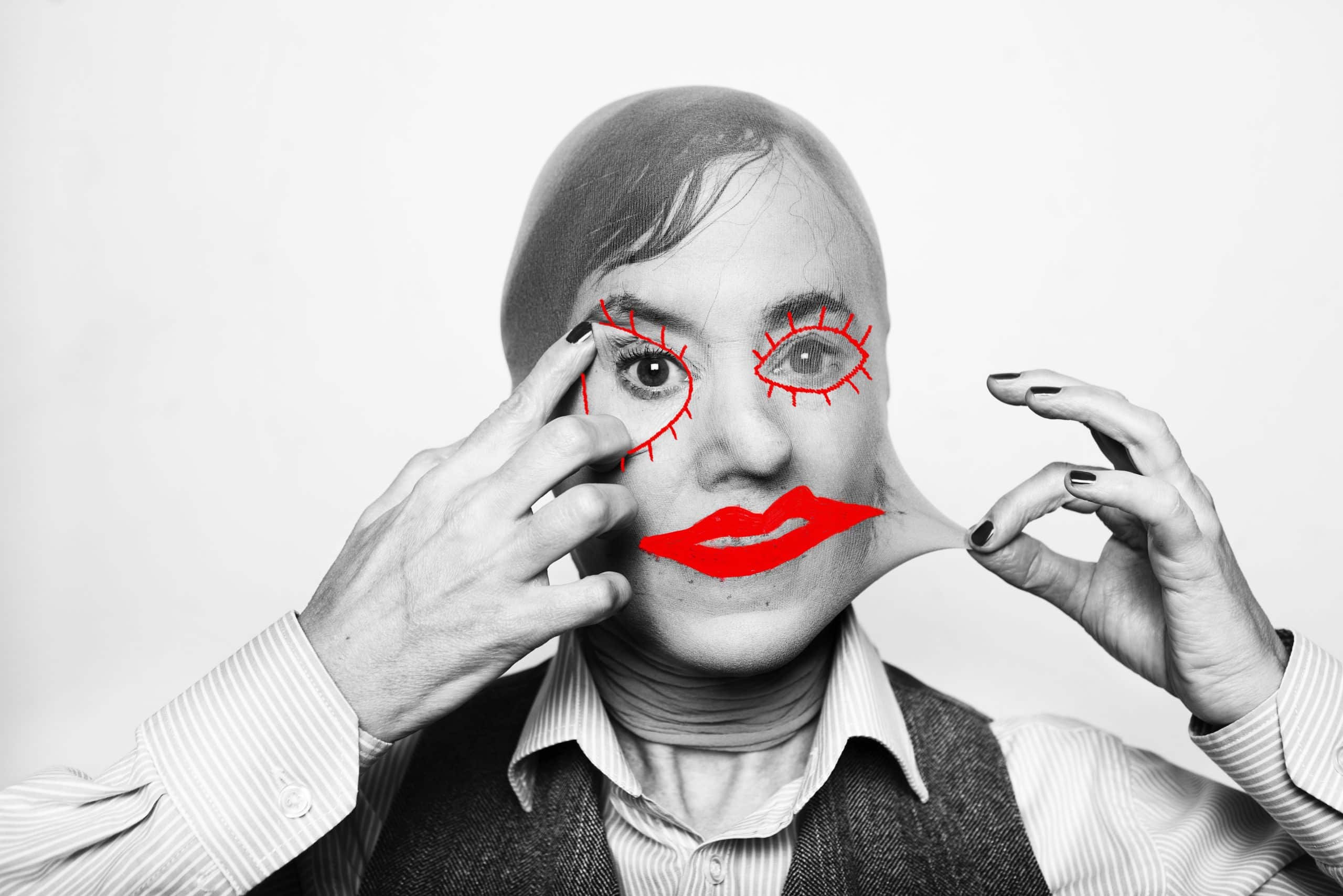 svartvit bild på en kvinna med ne nylonstrumpa över huvudet. Ett hål är upprivet så att man ser ögat. Röda illustrerade ögon och mun på bilden. 