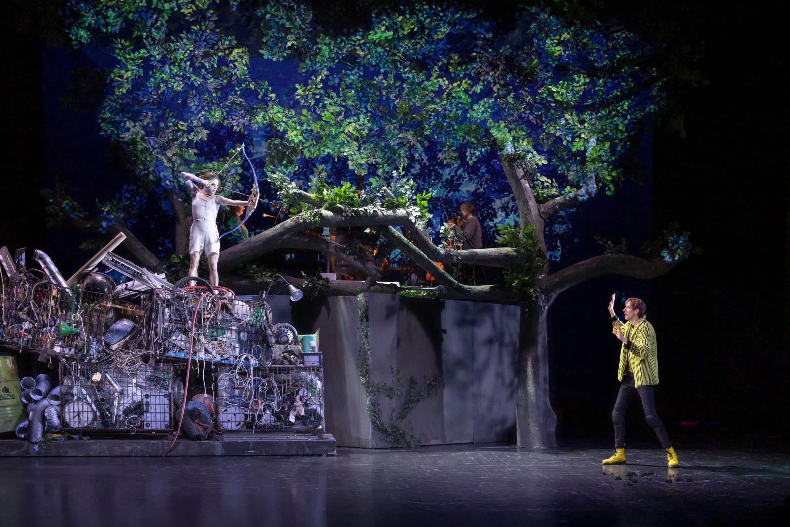 Flicka siktar på en i tuffa gänget med pilbåge