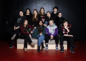 Gruppbild på ungdomar