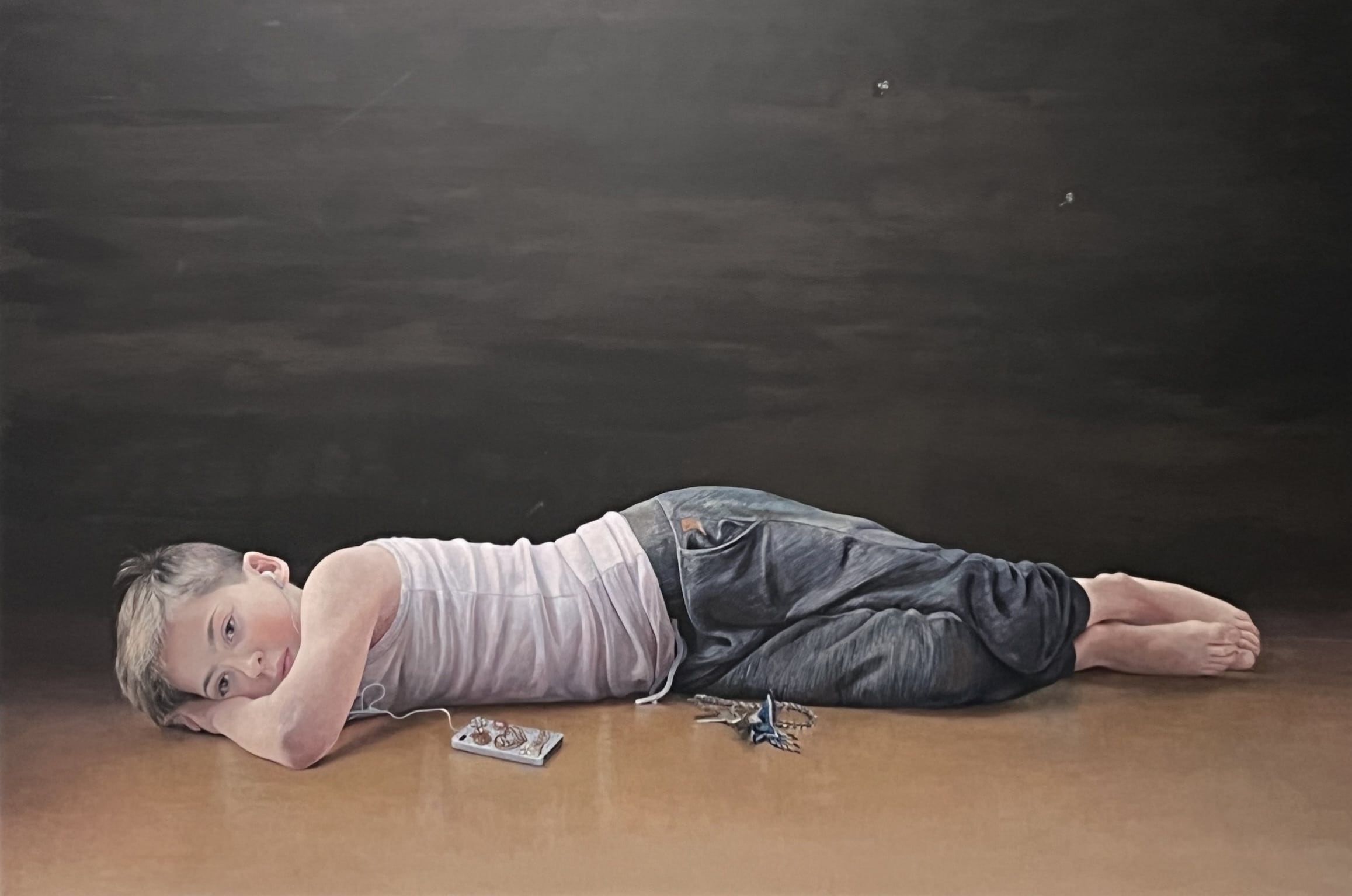 en pojke ligger å ett golv mot en vägg målad i mörkblått. målning i olja