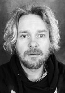 svartvitt porträtt på Alexander Ohakas foto Pontus Eklund