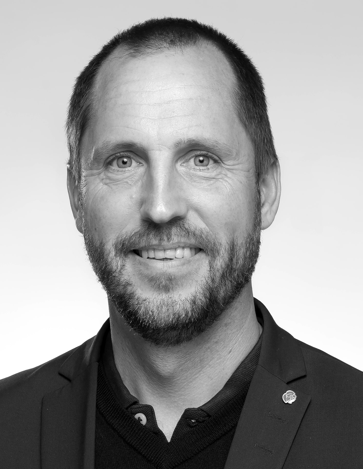 svartvitt porträttt på Erik Pelling, Socialdemokraterna, foto Uppsala kommun