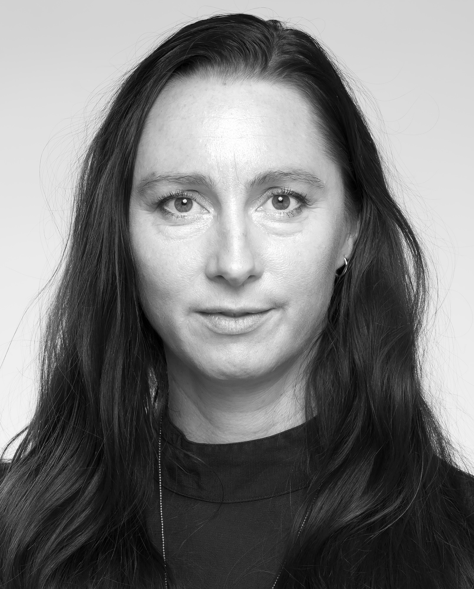 svartvitt porträtt Hanna Victoria Mörck, Vänsterpartiet, foto Uppsala kommun