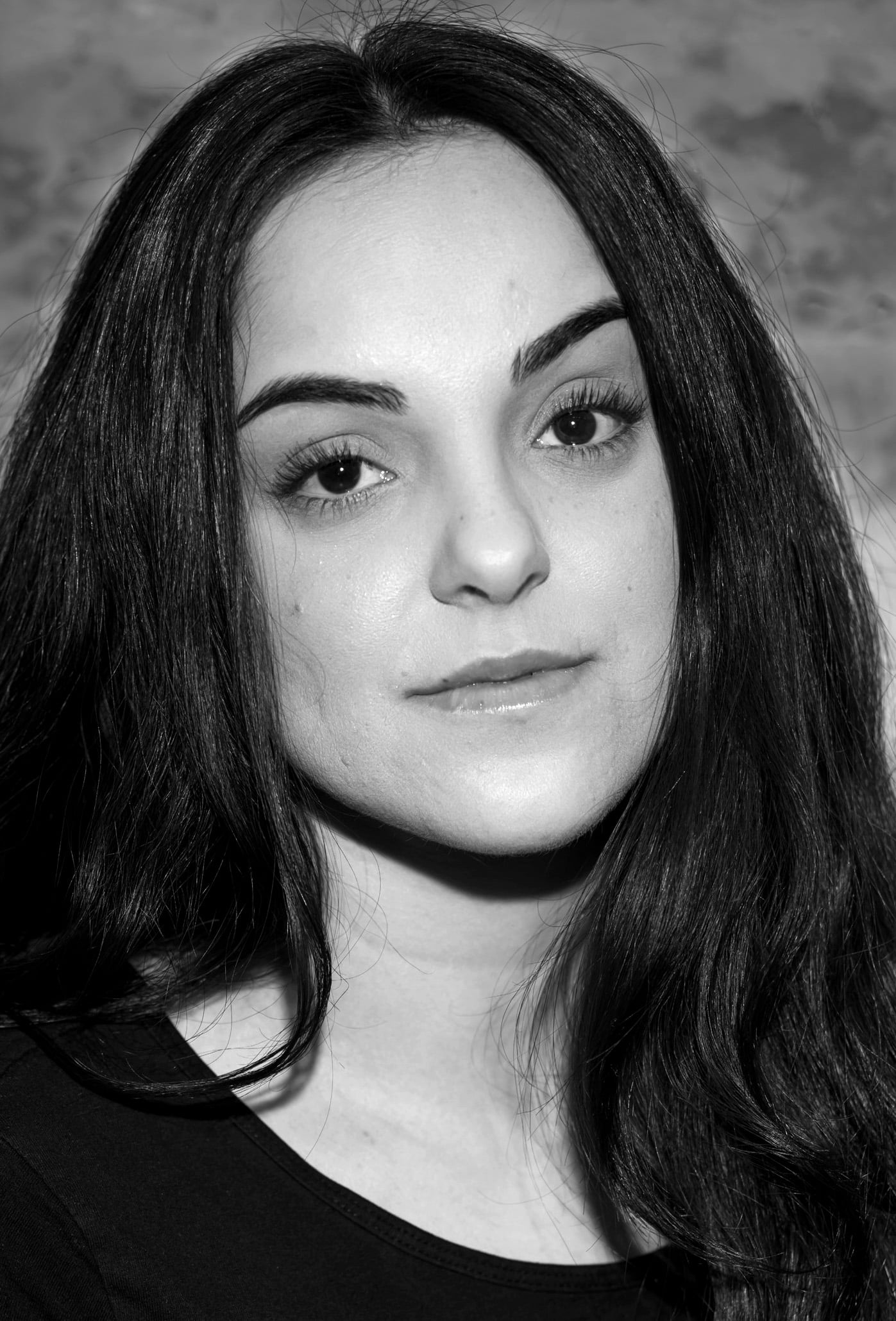 svartvitt porträtt på Nina Rashid