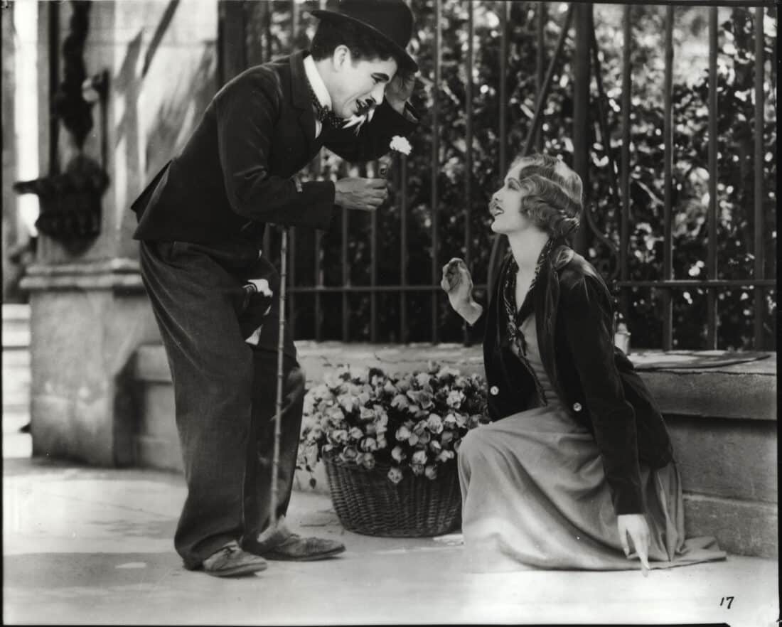 svartvitt foto av Charlie Chaplin och blomsterflickan i City lights, filmen.