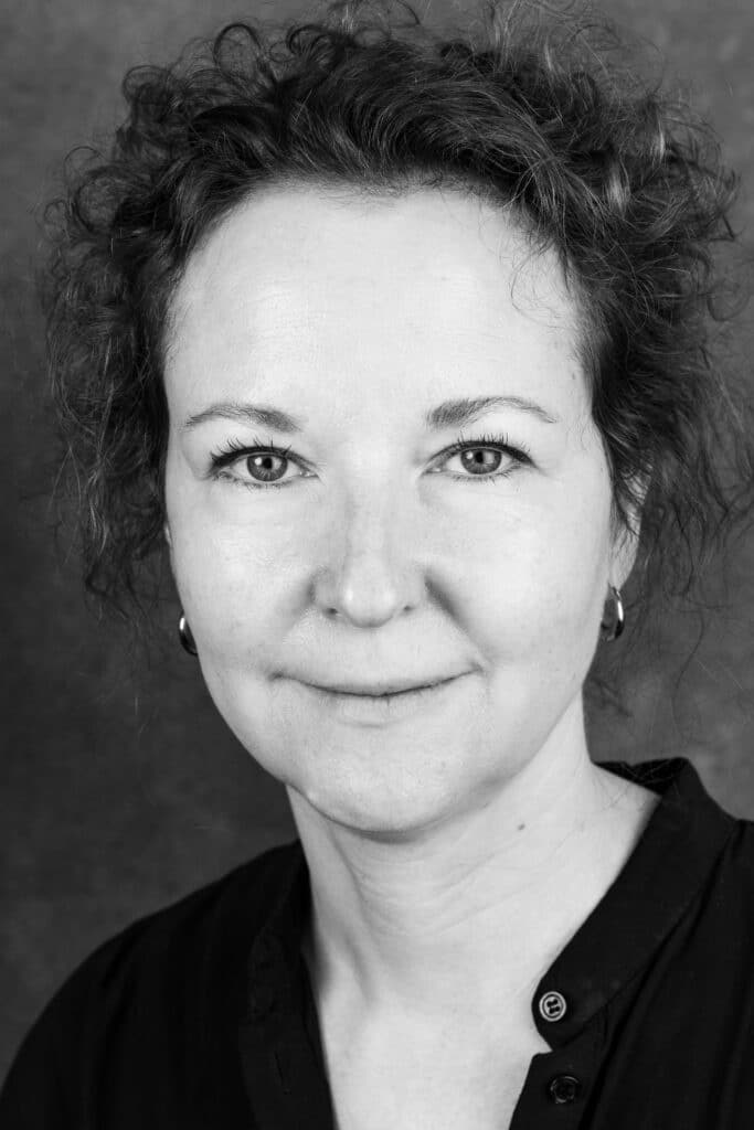 Svartvitt porträtt av Sally Palmqvist Procopé.